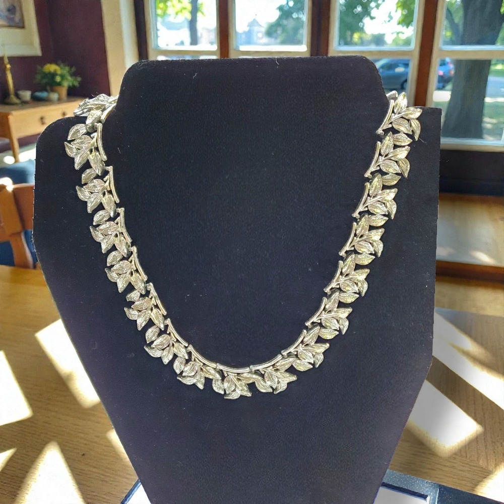 Coro Silver Tone Vintage Leaf Design‎ Statement Necklace